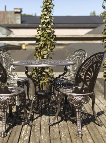 Unna dig en kopp kaffe och en kaka på hotellets mysiga takterrass.