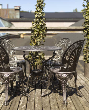 Gönnen Sie sich einen Kaffee und Kuchen auf der gemütlichen Dachterrasse des Hotels.