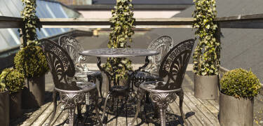 Gönnen Sie sich einen Kaffee und Kuchen auf der gemütlichen Dachterrasse des Hotels.