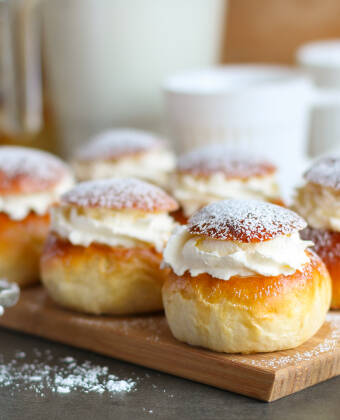 Besuchen Sie Brödfabriken und probieren Sie die preisgekrönten Semla (schwedische Eclairs) und Zimtschnecken von Eric Ericson.