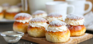 Besuchen Sie Brödfabriken und probieren Sie die preisgekrönten Semla (schwedische Eclairs) und Zimtschnecken von Eric Ericson.