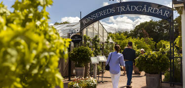 Book a guided tour to find out more about Jonsered's history and its connection to Nobel Prize winner Harry Martinson.