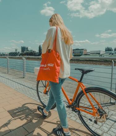 Leihen Sie sich im Hotel ein Fahrrad aus und genießen Sie eine Fahrt entlang der malerischen Weser. So können Sie Bremens Charme in Ihrem eigenen Tempo entdecken.