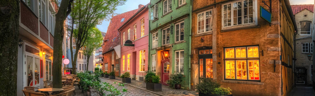 Schlendern Sie durch das Bremer Schnoorviertel und erleben Sie mit seinen Kopfsteinpflasterstraßen, originellen Geschäften und charmanten Cafés eine Zeitreise in die Vergangenheit.