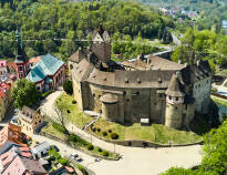 Die beeindruckende romanisch-gotische Burg aus dem 13. Jahrhundert ist nur 200 Meter vom Hotel entfernt.