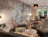 En smagfuld, moderne stil kendetegner hotellets hyggelige lounge, restaurant og bar.