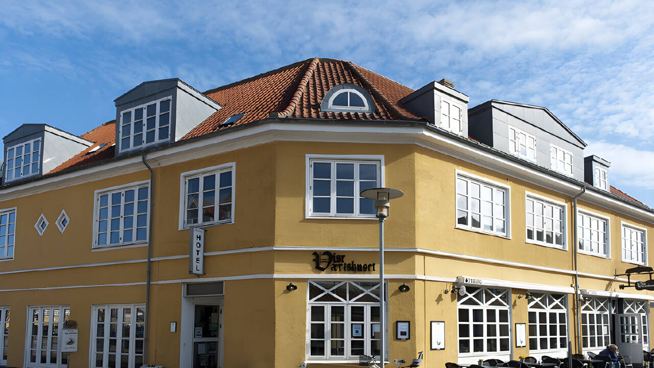 Foldens Hotel ligger midt i Skagen, så dere kan nyte den hyggelige byen.