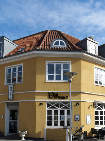 Foldens Hotel ligger precis mitt i Skagen, så ni kan njuta fullt ut av den mysiga staden.