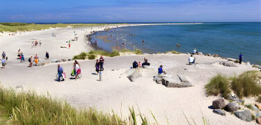Ta en gåtur på de vakre strendene ved Skagen, som innbyr til å spasere langs vannkanten.