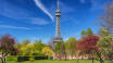 Der nahe gelegene Petrin-Turm bietet einen atemberaubenden Panoramablick.