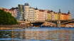 Bewundern Sie die moderne Architektur des kultigen Dancing House.