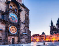 Erkunden Sie das historische Alte Rathaus und seine berühmte astronomische Uhr.