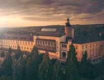 Sie wohnen in einem beeindruckenden Schloss aus dem 12. Jahrhundert, umgeben von einem wunderschönen Park.