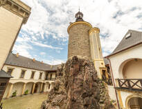 Château Zbiroh besitzt den ältesten freistehenden Signalturm Europas und den tiefsten Brunnen des Kontinents, was seine historische Bedeutung unterstreicht.