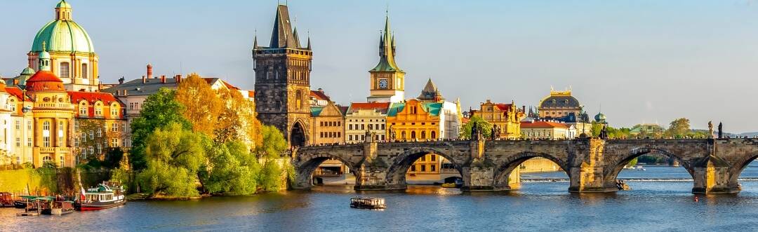 Prag ligger kun en kort køretur fra Château Zbiroh og byder på utallige muligheder for at udforske historiske seværdigheder og levende kultur.