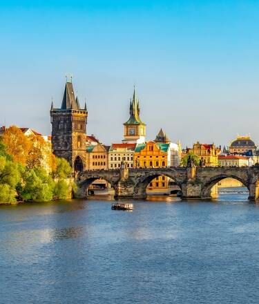 Praha ligger bare en kort kjøretur fra Château Zbiroh, og byr på endeløse muligheter til å utforske historiske landemerker og pulserende kultur.