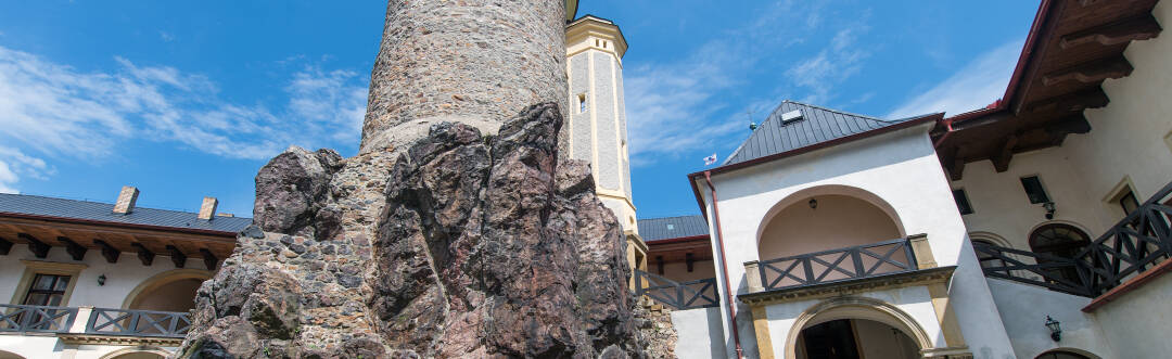 Château Zbiroh har det ældste fritstående signaltårn i Europa og kontinentets dybeste brønd, noget der bidrager til dets historiske betydning.
