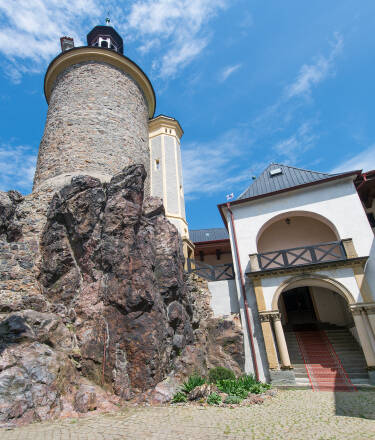 Château Zbiroh kan skilte med Europas eldste frittstående signaltårn og kontinentets dypeste brønn, noe som bidrar til dets historiske betydning.