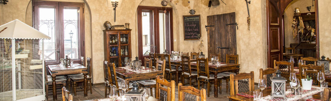 Genießen Sie in der stimmungsvollen mittelalterlichen Taverne traditionelle tschechische Gerichte und eine ausgezeichnete Weinauswahl.