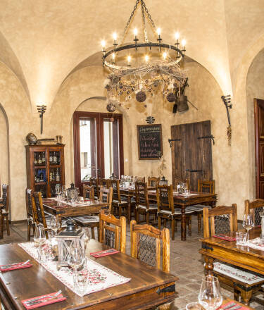Genießen Sie in der stimmungsvollen mittelalterlichen Taverne traditionelle tschechische Gerichte und eine ausgezeichnete Weinauswahl.