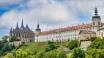 Etwa 60 km von Prag entfernt befindet sich das UNESCO-Weltkulturerbe Kutná Hora (Kuttenberg). Sie ist berühmt für das Sedlec Ossuary (Knochenkirche) und die Kathedrale der Heiligen Barbara.