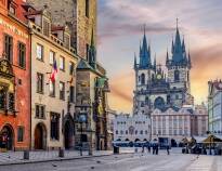 Prag ist mit seiner atemberaubenden mittelalterlichen Architektur, seiner reichen Geschichte, seiner lebendigen Kultur und seinen erschwinglichen Preisen ein Muss für jeden Besucher.