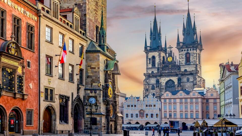 Prag ist mit seiner atemberaubenden mittelalterlichen Architektur, seiner reichen Geschichte, seiner lebendigen Kultur und seinen erschwinglichen Preisen ein Muss für jeden Besucher.