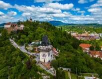 Besøg Graz' ikoniske bakke med det historiske klokketårn og panoramaudsigt over byen.