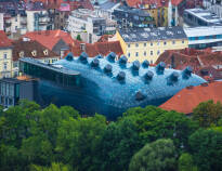 Kunsthaus Graz er et unikt arkitektonisk vartegn og byder på inspirerende udstillinger af moderne kunst.