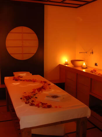 Hotellets spa erbjuder avkoppling med bastu, turkiskt bad och föryngrande behandlingar.