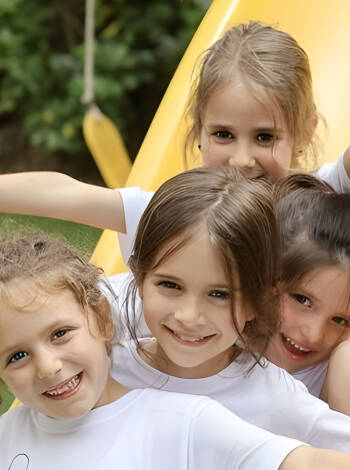 Die Kinder werden von den speziellen Unterhaltungsprogrammen, dem Spielplatz und dem Kinderbecken begeistert sein, die einen unterhaltsamen Aufenthalt für die ganze Familie garantieren.