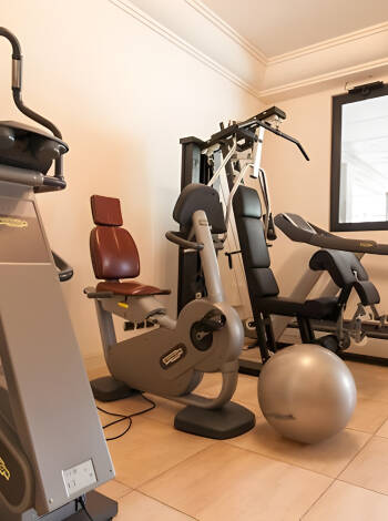 Bleiben Sie aktiv mit erstklassigen Fitnesseinrichtungen, Tennisplätzen und einem voll ausgestatteten Fitnessstudio.