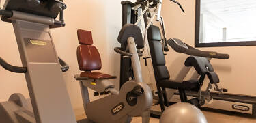 Bleiben Sie aktiv mit erstklassigen Fitnesseinrichtungen, Tennisplätzen und einem voll ausgestatteten Fitnessstudio.
