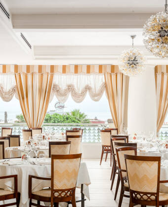 Genießen Sie authentische italienische Küche mit frischen Zutaten aus der Region in einem geräumigen Restaurant mit Meerblick.