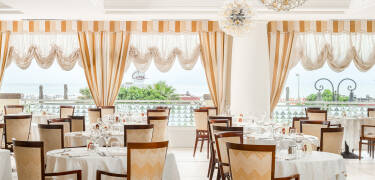Genießen Sie authentische italienische Küche mit frischen Zutaten aus der Region in einem geräumigen Restaurant mit Meerblick.