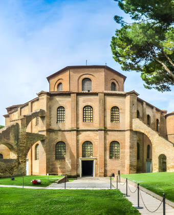 Utforska Ravenna, Bologna och Florens, alla bara en kort bilresa från hotellet.