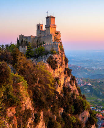 Ta en dagstur til den historiske republikken San Marino, som er fylt med middelaldersjarm.
