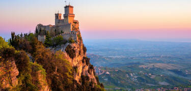 Ta en dagstur til den historiske republikken San Marino, som er fylt med middelaldersjarm.