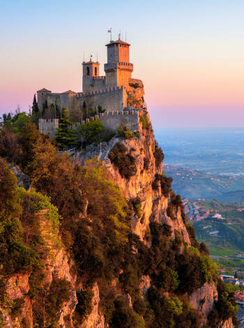 Gör en dagsutflykt till den historiska republiken San Marino, fylld av medeltida charm.