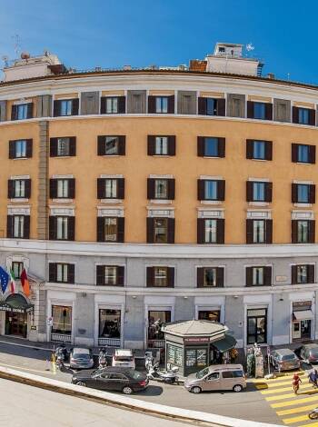 Das Hotel Nord Nuova Roma ist in einem historischen Gebäude im klassischen römischen Stil untergebracht.