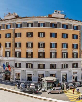 Das Hotel Nord Nuova Roma ist in einem historischen Gebäude im klassischen römischen Stil untergebracht.
