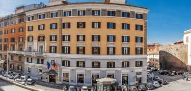 Das Hotel Nord Nuova Roma ist in einem historischen Gebäude im klassischen römischen Stil untergebracht.