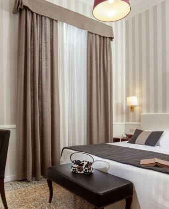 Sie wohnen in stilvollen Zimmern, die auf Komfort und Flexibilität ausgelegt sind.