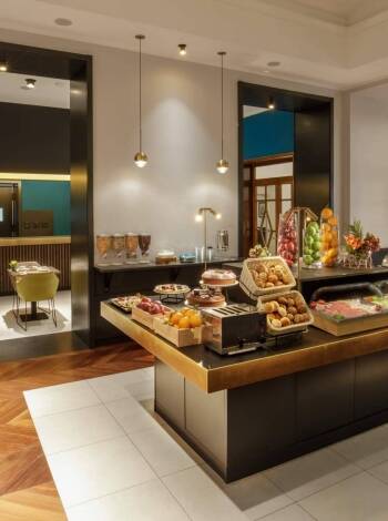Beginnen Sie den Tag mit einem reichhaltigen Frühstücksbuffet, das römische Spezialitäten enthält.