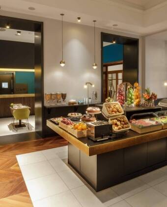 Beginnen Sie den Tag mit einem reichhaltigen Frühstücksbuffet, das römische Spezialitäten enthält.