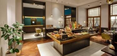 Beginnen Sie den Tag mit einem reichhaltigen Frühstücksbuffet, das römische Spezialitäten enthält.