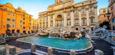 Trevifontenen ligger bare en kort spasertur fra hotellet, slik at du enkelt kan besĂžke dette ikoniske romerske landemerket.