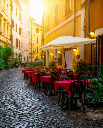 Utforsk en rekke restauranter og kafeer i Trastevere.