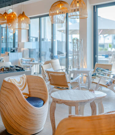 Slowdown Bottsand Hotel & Spa tilbyder en 3 retters menu i den stilfulde og lyse restaurant SunDown Restaurant. Du kan også få en drink i SlowWave Bar.