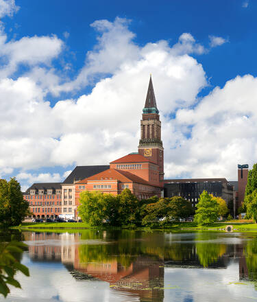 Tag med dig ressällskapet på en utflykt och upptäck charmiga Kiel.